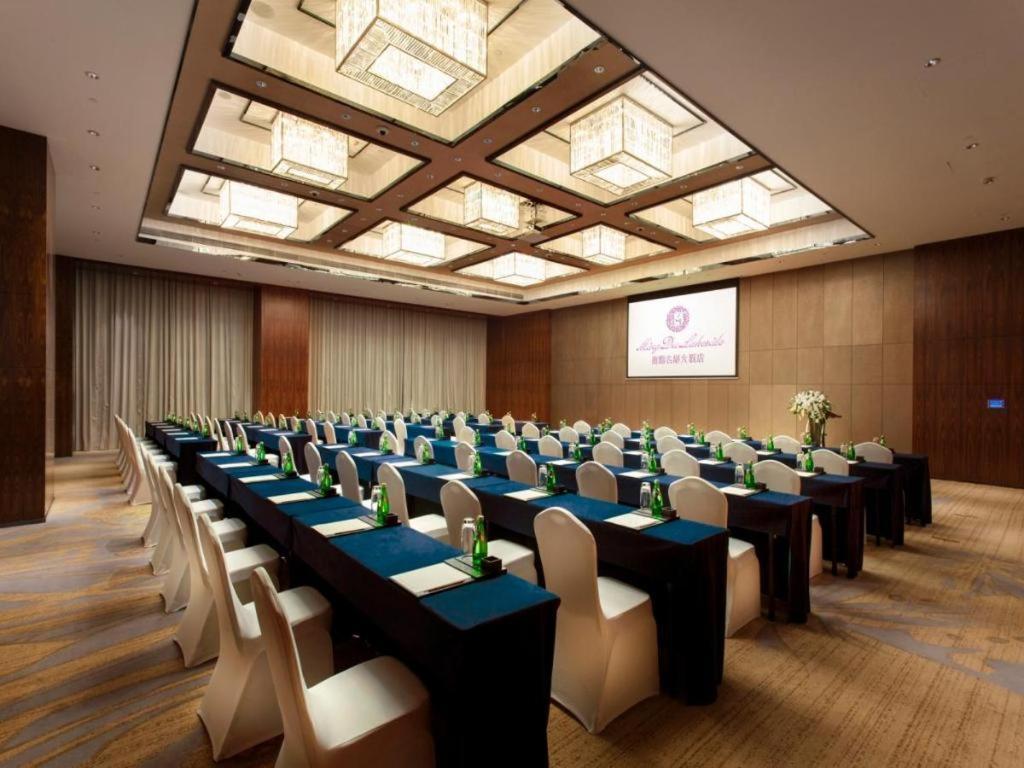 Ming Du Lakeside Hotel Нанинг Екстериор снимка